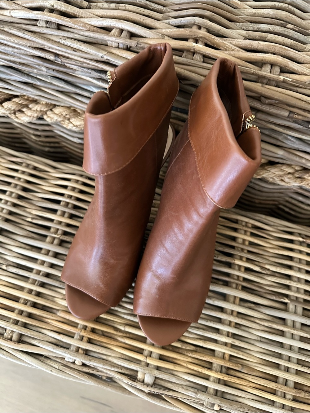 Vince Camuto Women’s Kelvin heel bootie - Picture 2 of 4